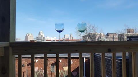 Jennifer's City View Private Apartment Deck & Office Apartment in Providence