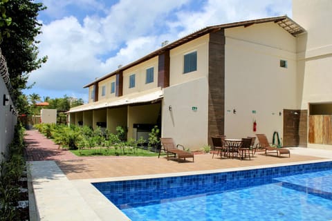 Shower, Property building, Dining area, Swimming pool, Entertainment, sunbed