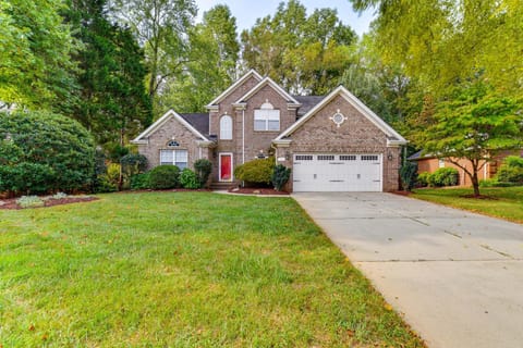 2 Mi to Lake Norman Home with Deck in Huntersville! House in Huntersville