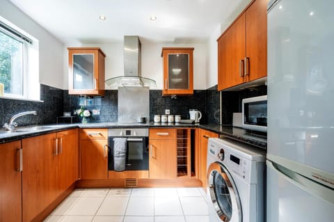 Kitchen or kitchenette, oven, washing machine