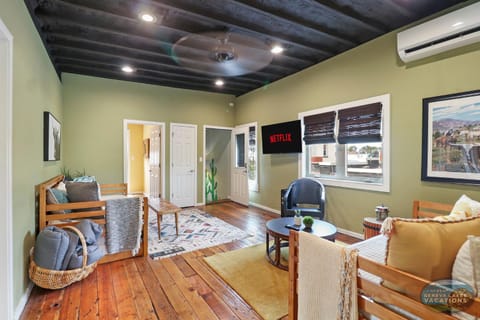 Downtown Hideaway - Entire Building -Fun, Convenient & Comfortable -Sleeps 14 Apartment in Lake Geneva