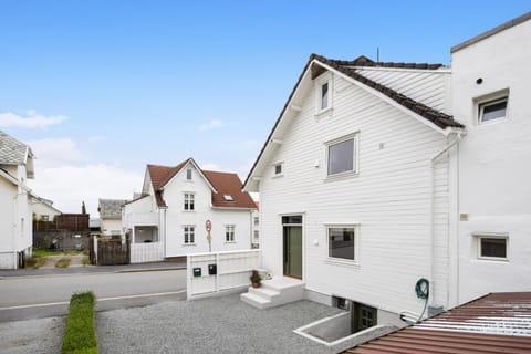 Property building, Day, Neighbourhood, Street view