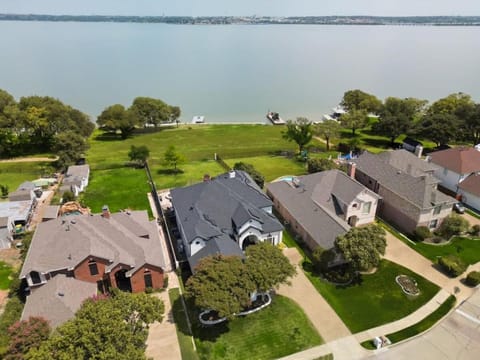 Luxury Lakefront Living - 5BD on Lake Ray Hubbard Casa in Rowlett