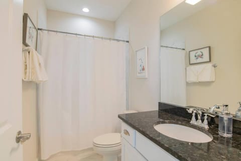 Shower, Toilet, Bathroom, Bath, towels