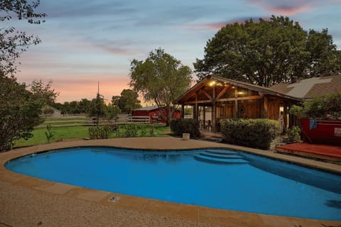 3BD Farmhouse Country Living - Pool Patio Firepit House in McKinney