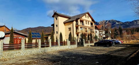 Property building, Day, Natural landscape, Mountain view, Parking