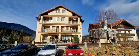 Property building, Day, Neighbourhood, Natural landscape, Mountain view, Street view, Parking