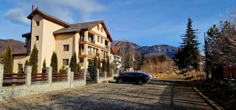 Property building, Day, Neighbourhood, Natural landscape, Mountain view, Street view, Parking