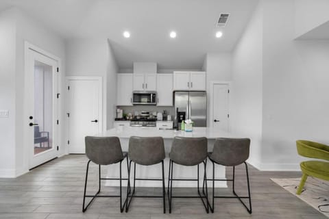 Mega Sized Luxury - Up to 24 Ppl - Downtown Access House in Austin