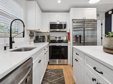 Kitchen or kitchenette, dishwasher, oven, pet friendly