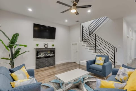 Modern and Comfortable Home Close to Downtown House in Irving