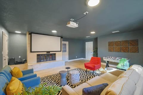 Amazing Big Home - Cinema Room Pool and Jacuzzi House in Plano