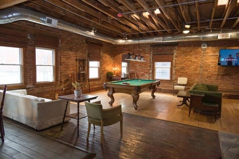 Art Alley Attic, Spacious Crossroads Loft Apartment in Kansas City