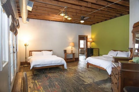 Art Alley Attic, Spacious Crossroads Loft Apartment in Kansas City