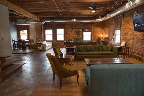 Art Alley Attic, Spacious Crossroads Loft Apartment in Kansas City