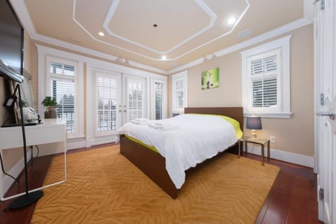 Deluxe Double Room with Private Washroom in Family Villa House in Vancouver