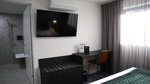 Property building, Bed, TV and multimedia, Photo of the whole room, Bedroom, air conditioner