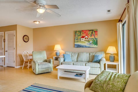 Emerald Isle Condo Near Beach with Screened Porch! Apartment in Emerald Isle