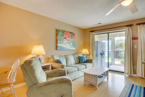 Emerald Isle Condo Near Beach with Screened Porch! Apartment in Emerald Isle