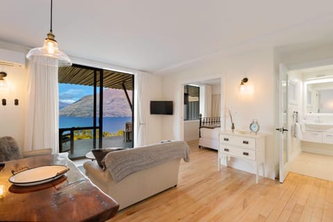 Summit Serenity Three Bedroom House in Queenstown