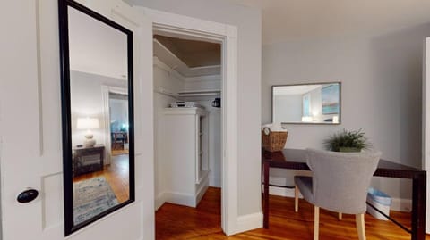 Renovated, Victorian, Inunit Laundry, Kitchenette Apartment in Newton