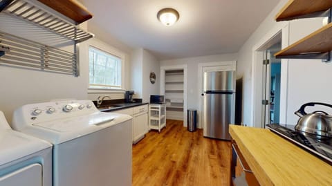 Renovated, Victorian, Inunit Laundry, Kitchenette Apartment in Newton