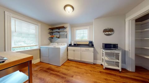 Renovated, Victorian, Inunit Laundry, Kitchenette Apartment in Newton