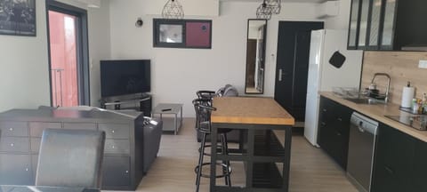 Kitchen or kitchenette, Living room, Seating area, Dining area