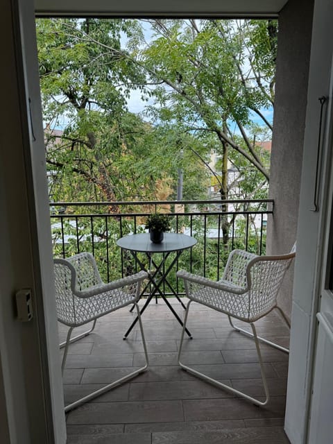 Patio, Day, Balcony/Terrace, Garden view