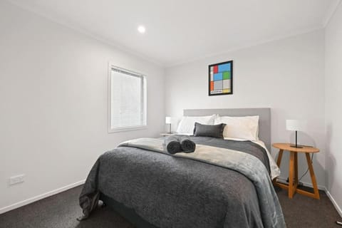 Frankton Townhouse Retreat - Central House in Hamilton