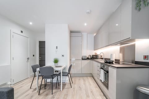 Kitchen or kitchenette, Dining area