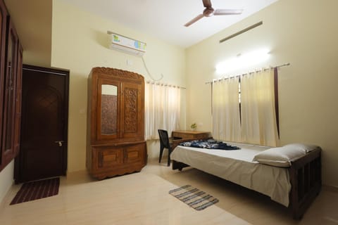 Pleasant Holiday Inn House in Vypin