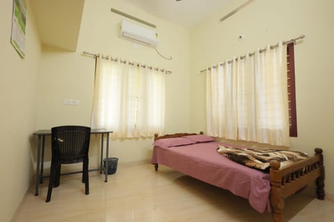 Pleasant Holiday Inn House in Vypin