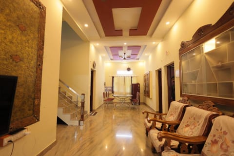 Pleasant Holiday Inn House in Vypin