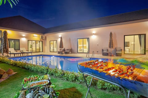 Property building, Night, BBQ facilities, Garden, Food and drinks, Food, Garden view, Pool view, Swimming pool