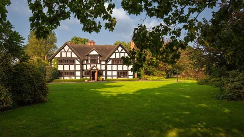 Property building, Facade/entrance, Garden, Garden view