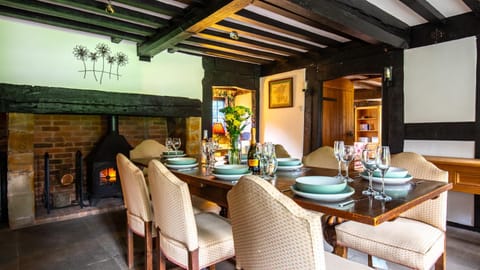 Decorative detail, Dining area, fireplace