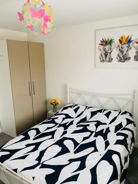 Spacious Double room Vacation rental in Northampton