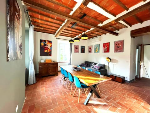 Kitchen or kitchenette, Seating area
