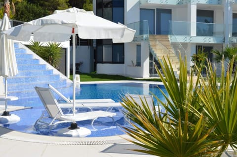 Property building, Day, Garden, View (from property/room), Garden view, Pool view, Swimming pool, sunbed