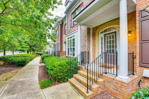 3 Mi to Avalon Townhome with Balcony in Alpharetta! House in Alpharetta