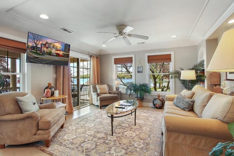 Wrigley Beach House - Great Views of Lake - 2nd Floor - Balcony - Steps to Beach & Shopping - Parking Apartment in Lake Geneva