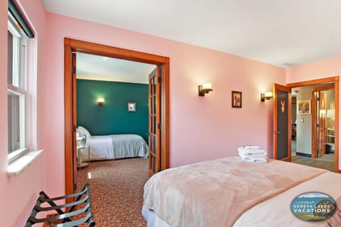 The Playboy Suite - Downtown Lake Geneva - Walking Distance to Beach, Shopping, Dining - Parking for 2 Apartment in Lake Geneva