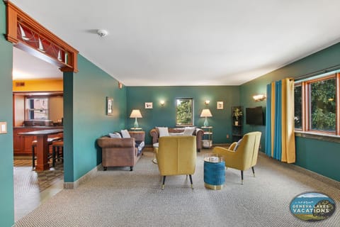 The Playboy Suite - Downtown Lake Geneva - Walking Distance to Beach, Shopping, Dining - Parking for 2 Apartment in Lake Geneva