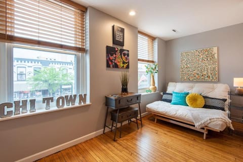 The Downtown Trifecta - Large & Unique Lodging - Perfect for Group Stays - Main St - Parking Included Apartamento in Lake Geneva