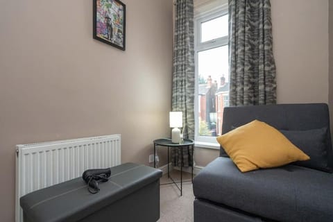 Ideal Long Stay Retreat - Free Parking - Pool Table Apartment in Salford