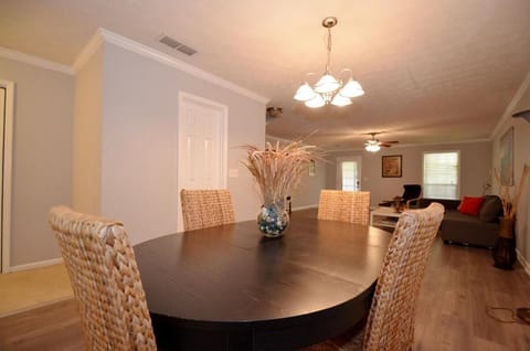 The Cozy Pearl Townhome - 10 mins to horse park Casa in Conyers