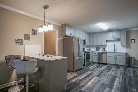 Kitchen or kitchenette, oven, pet friendly, stove