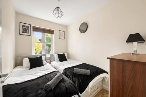 Bed, Living room, Photo of the whole room, Seating area, Bedroom