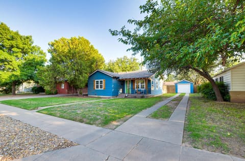 Chic Home about 2 Mi to TTU with Grill and Yard in Lubbock House in Lubbock